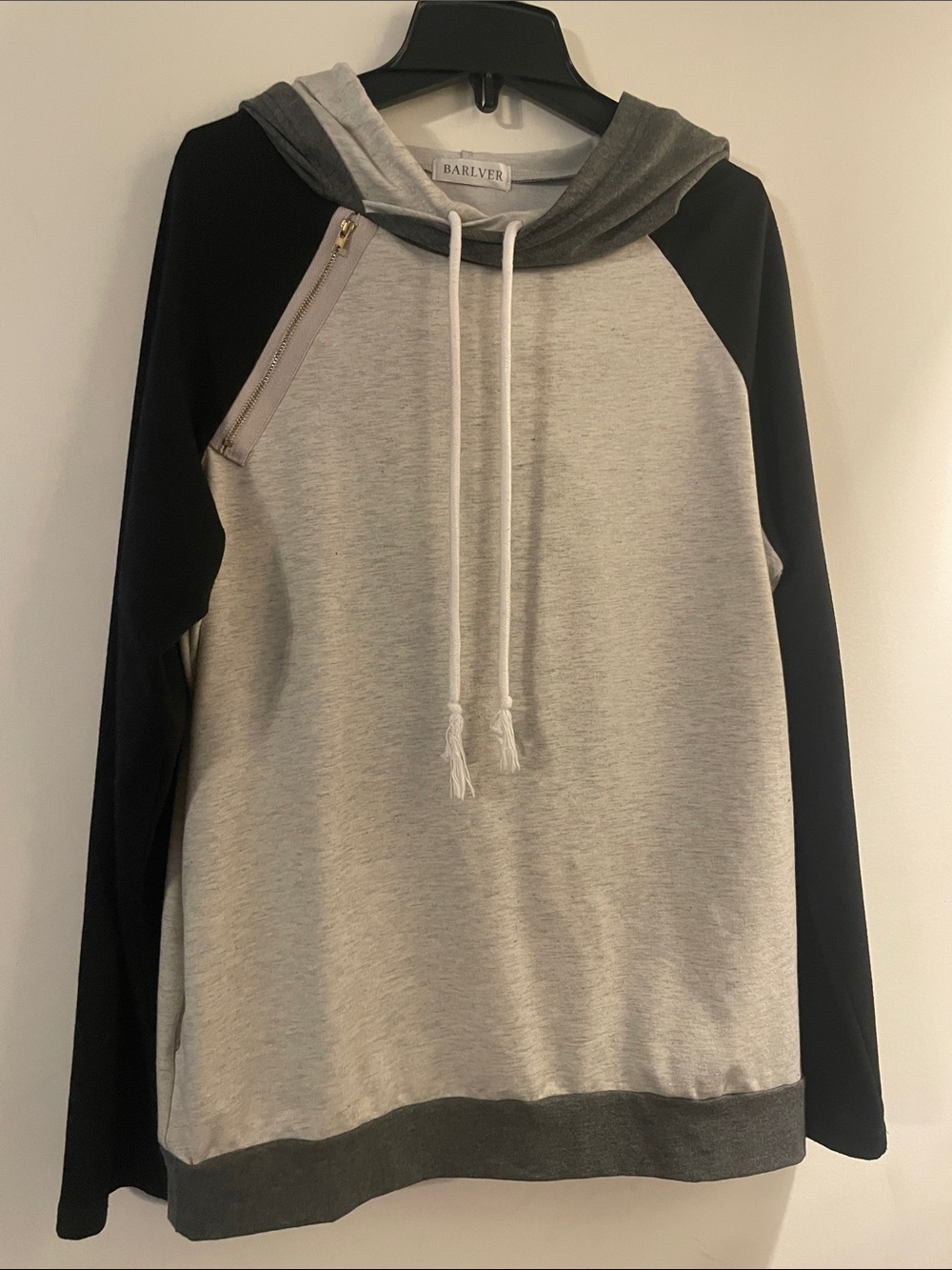 BARLVER Two-Tone Hooded Pullover - Light Gray & Black